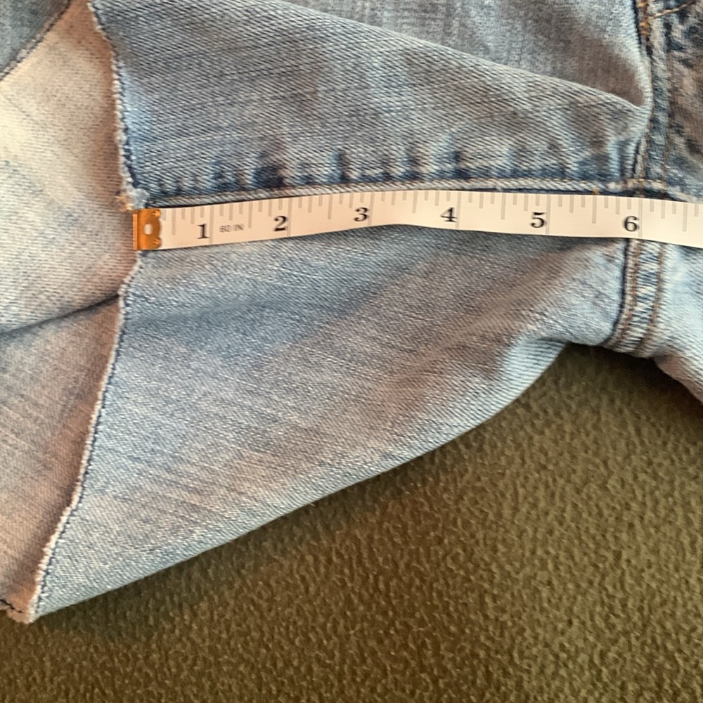 American Eagle distressed denim shorts. 5 pocket. Button & zipper. Size 6. - Picture 8 of 9